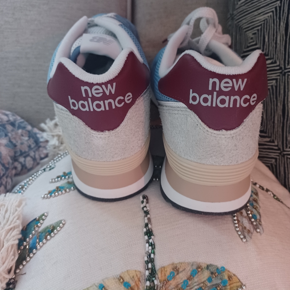 New Balance 574 Unisex Sneakers in Blue and Burgundy - Picture 4 of 8